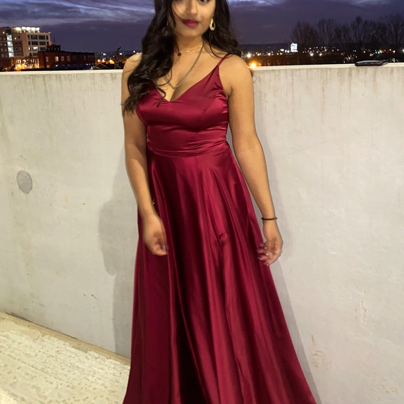 Windsor Dresses & Skirts - Selling this beautiful burgundy. size 3 dress